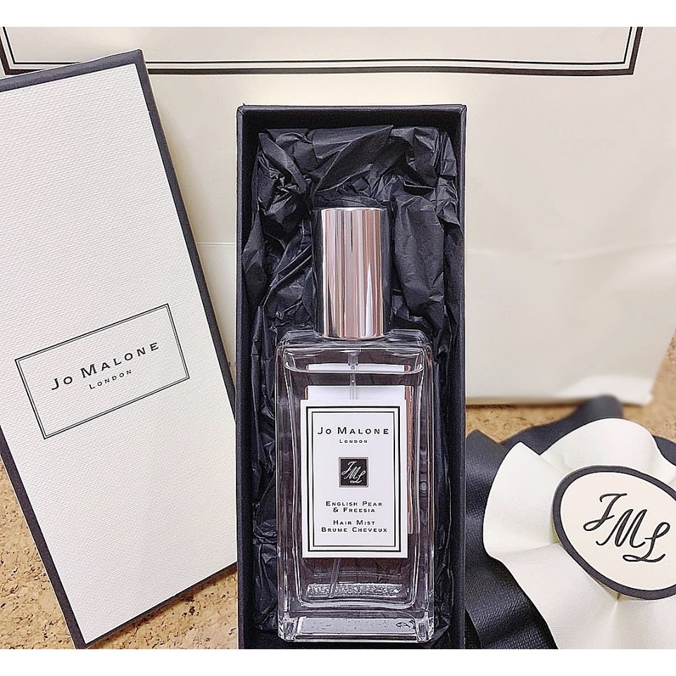 Jo Malone English Pear & Freesia Hair Mist 30ml น้ำหอมฉีดผม กลิ่นแพร์ที่ห้อมล้อมด้วยช่อดอกไม้ฟรีเซียสีขาว กลิ่นกรุ่นหลอมรวมกับความนุ่มนวลที่สะท้อนถึงรสสัมผัสอันน่าลิ้มลอง